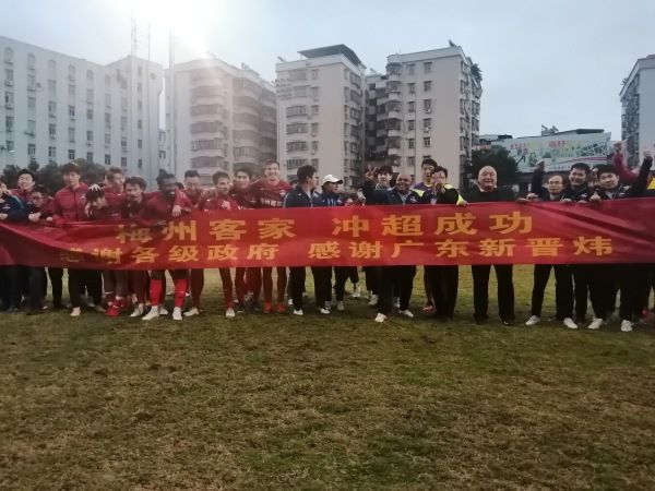 他们还成功连续第三年夺得英超联赛冠军。